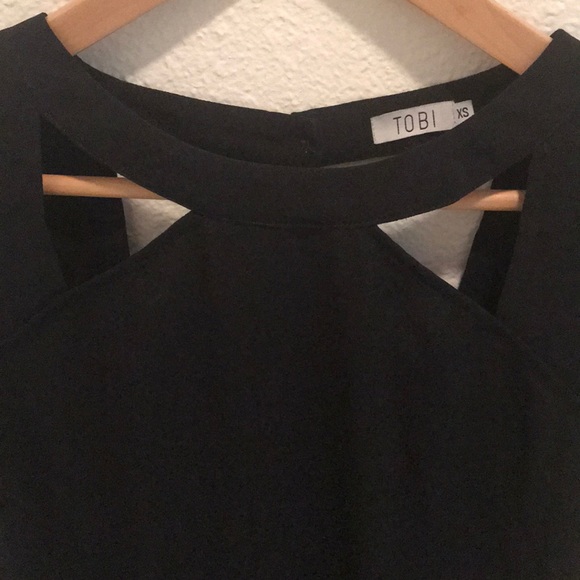 TOBI BLACK SHIFT DRESS - Picture 2 of 3